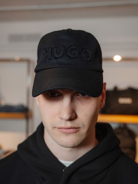 Бейсболка с логотипом