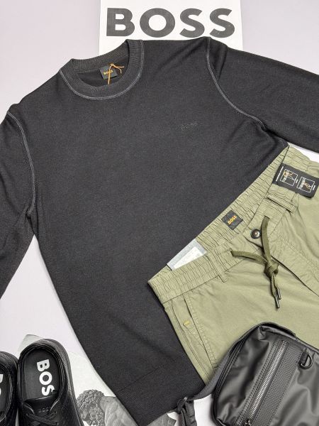 Свитер с вышитым логотипом